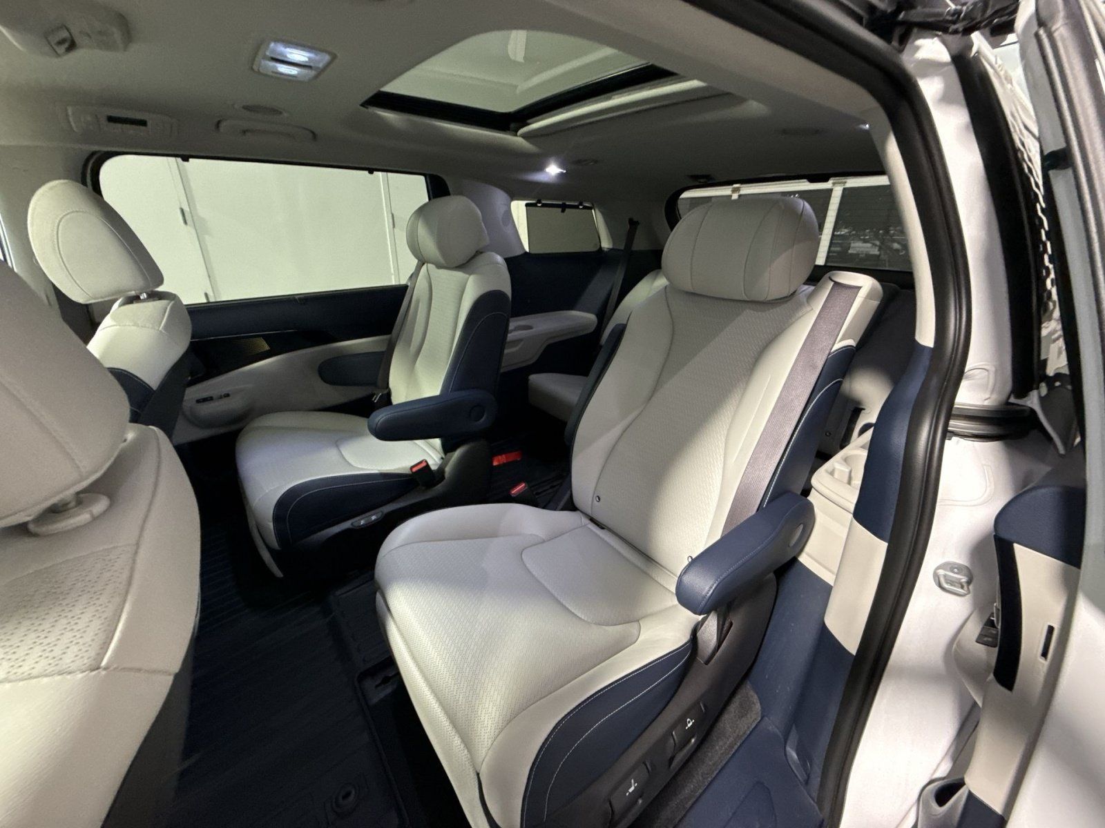 Used 2025 Kia Carnival SX Prestige FWD image 26