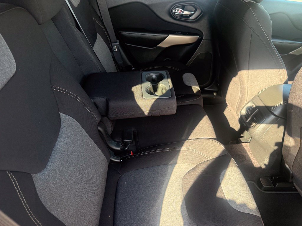 Used 2018 Jeep Cherokee Latitude w/ Safety Group AWD/4WD image 47