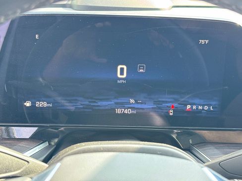 Used 2025 Chevrolet Suburban Premier image 31