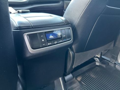 Used 2018 Toyota Highlander SE AWD/4WD image 30