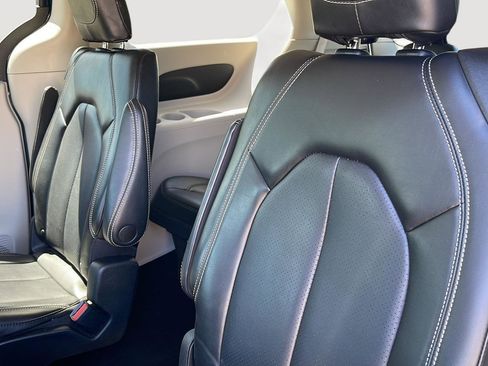 Used 2023 Chrysler Pacifica Touring-L FWD image 16