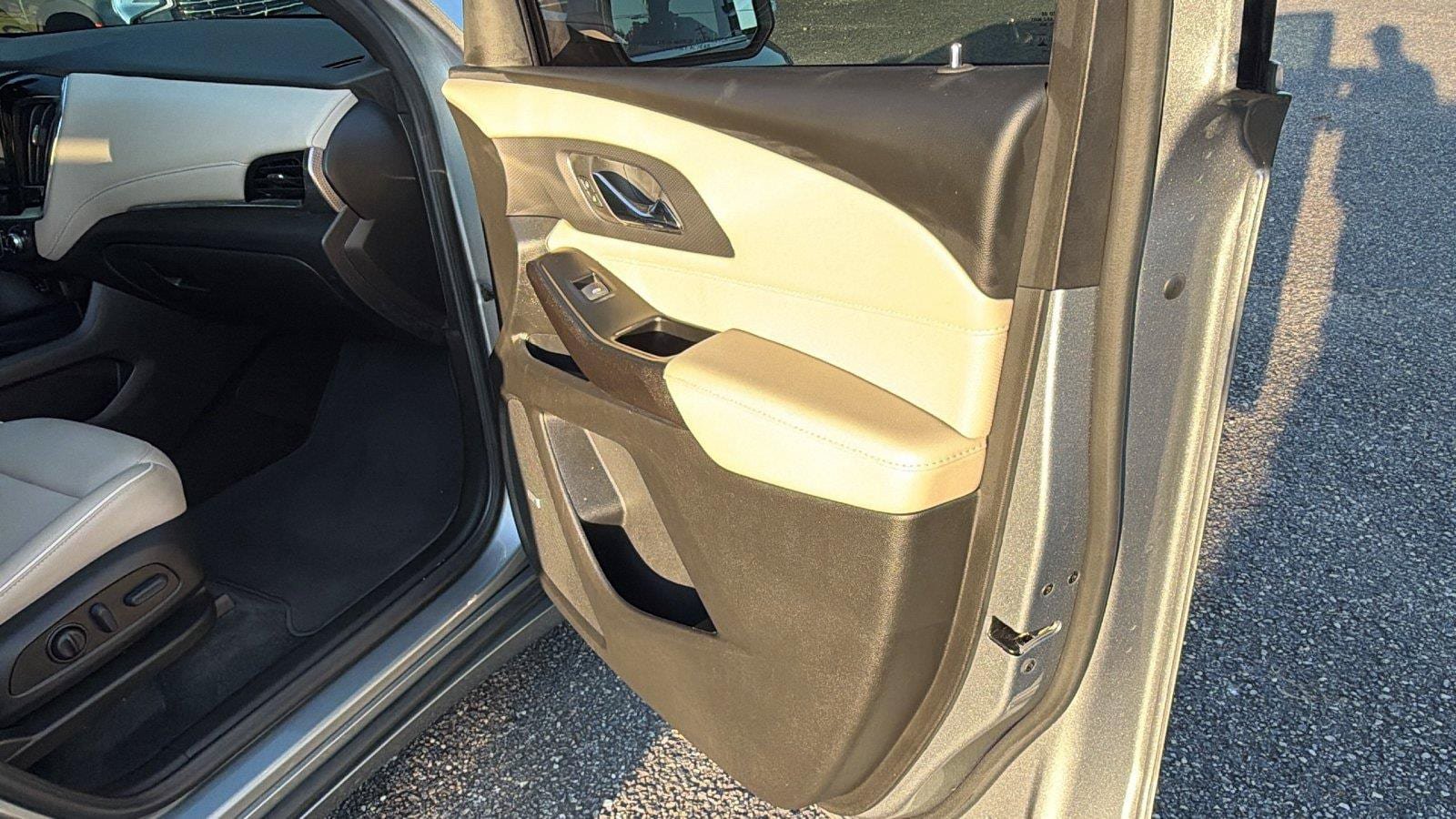 Used 2023 Chevrolet Traverse Premier FWD image 18