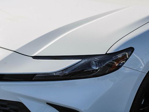 Used 2025 Toyota Camry SE w/ Convenience Package FWD image 5