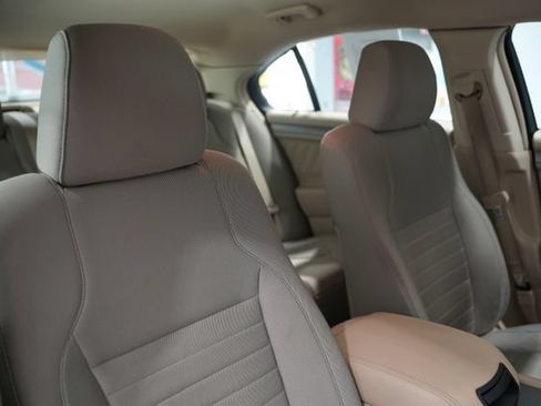 Used 2014 Ford Taurus SE FWD image 19