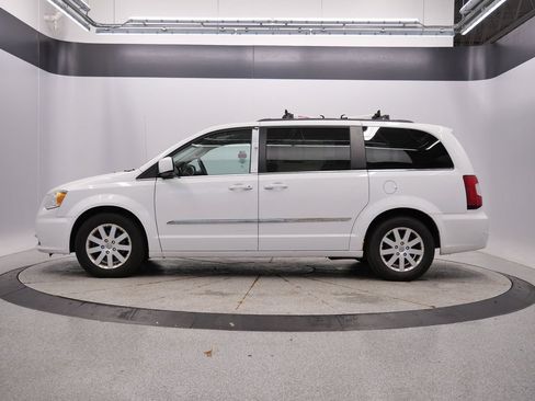 Used 2014 Chrysler Town & Country Touring FWD image 2