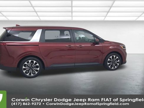 Used 2024 Kia Carnival EX image 16