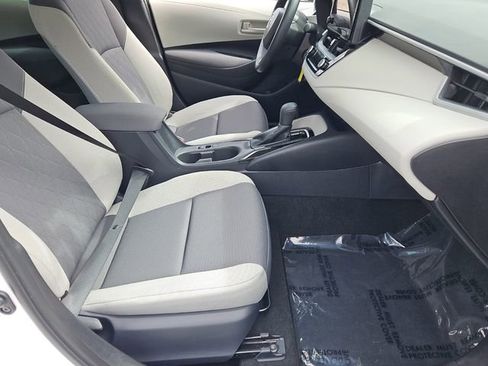 Used 2025 Toyota Corolla LE image 18