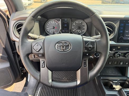 Used 2018 Toyota Tacoma TRD Off-Road w/ Technology Package AWD/4WD image 9