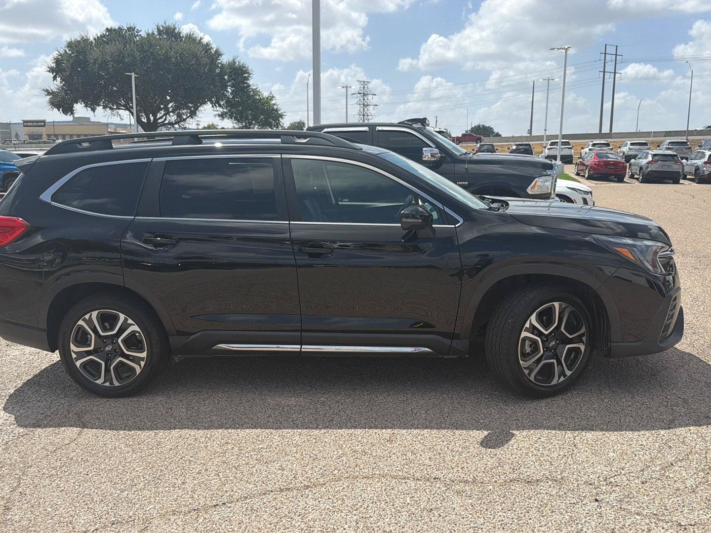 Used 2023 Subaru Ascent Limited AWD/4WD image 2