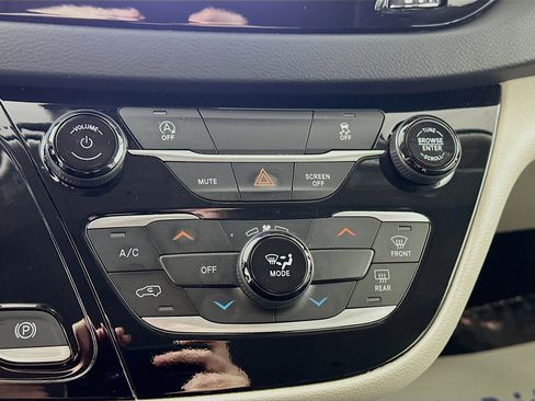 Used 2023 Chrysler Voyager LX image 15