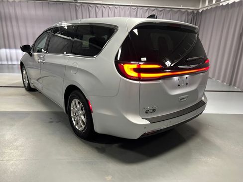 Used 2024 Chrysler Pacifica Touring-L FWD image 5