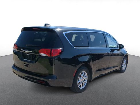 Used 2022 Chrysler Voyager LX FWD image 8