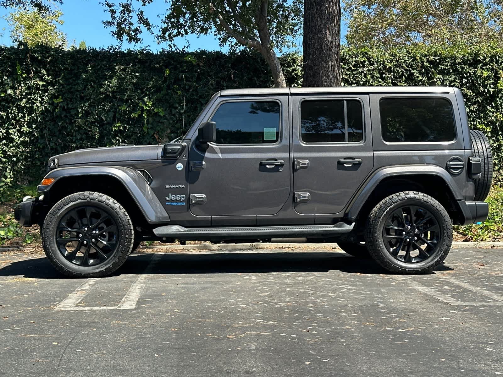 Used 2022 Jeep Wrangler Unlimited Sahara AWD/4WD image 5