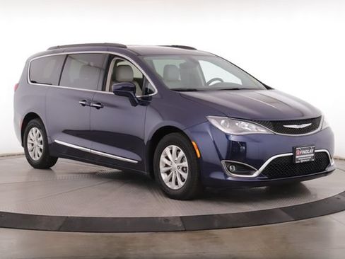 Used 2017 Chrysler Pacifica Touring-L FWD image 2