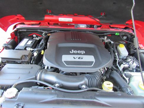 Used 2017 Jeep Wrangler Unlimited Sahara w/ Connectivity Group AWD/4WD image 25