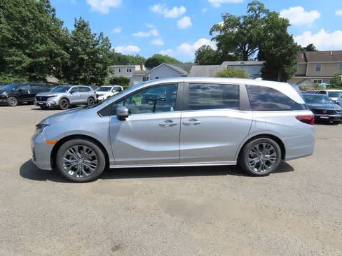 New 2026 Honda Odyssey Touring image 3