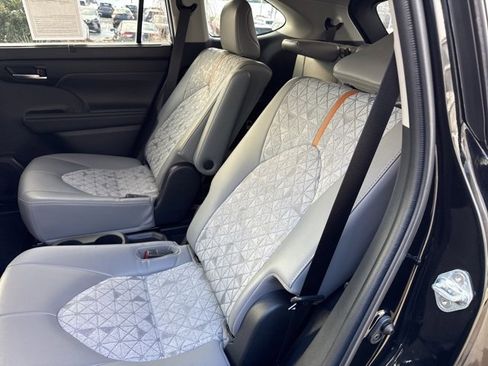Used 2022 Toyota Highlander Bronze Edition image 26