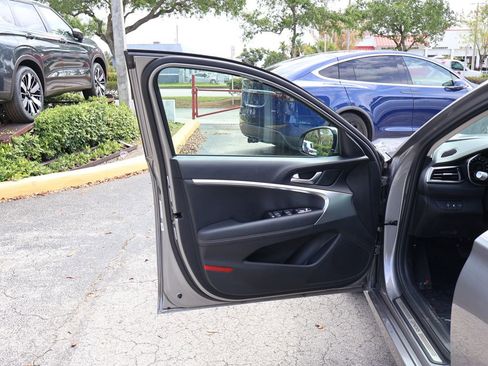 Used 2025 Genesis G70 2.5T image 21