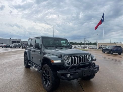 Used 2025 Jeep Wrangler Unlimited Sahara AWD/4WD image 2