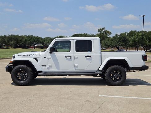 New 2025 Jeep Gladiator Sport image 3