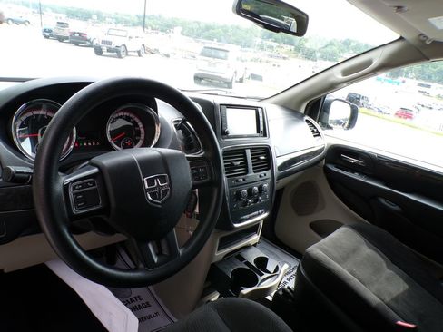 Used 2018 Dodge Grand Caravan SE w/ UConnect Hands-Free Group FWD image 9