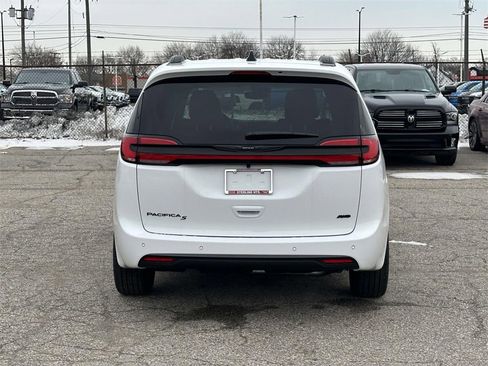 New 2026 Chrysler Pacifica Select image 4