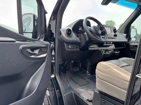 Used 2023 Mercedes-Benz Sprinter 2500 image 16