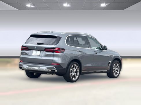 Used 2025 BMW X5 xDrive40i w/ Parking Assistance Package AWD/4WD image 9