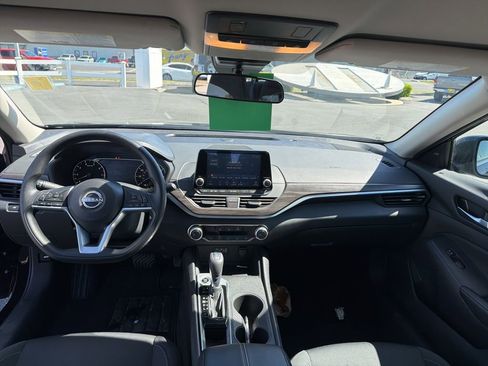 Used 2025 Nissan Altima 2.5 SV FWD image 12