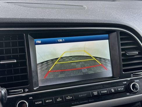 Used 2017 Hyundai Elantra Limited w/ Limited Tech Package 08 FWD image 23