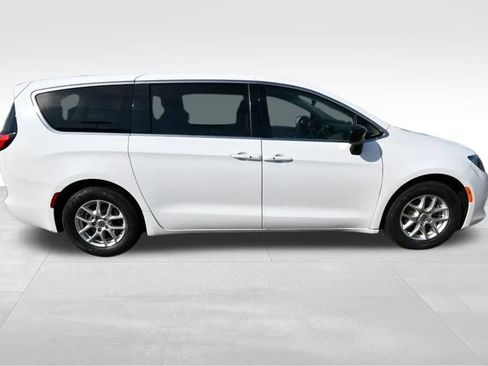 Used 2024 Chrysler Voyager LX FWD image 8