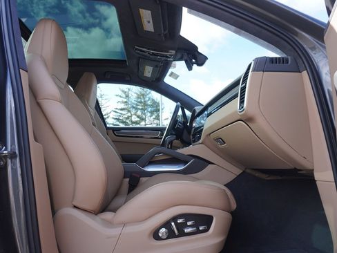 Used 2020 Porsche Cayenne Turbo image 38