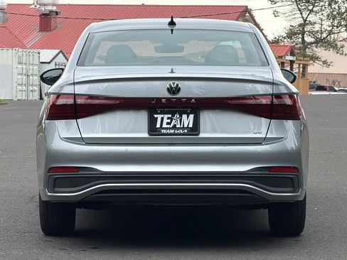 Used 2025 Volkswagen Jetta SE FWD image 5