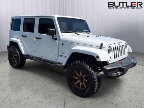 Used 2015 Jeep Wrangler Unlimited Sahara w/ Connectivity Group AWD/4WD image 8