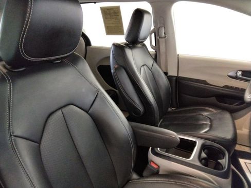 Used 2023 Chrysler Pacifica Touring-L image 41