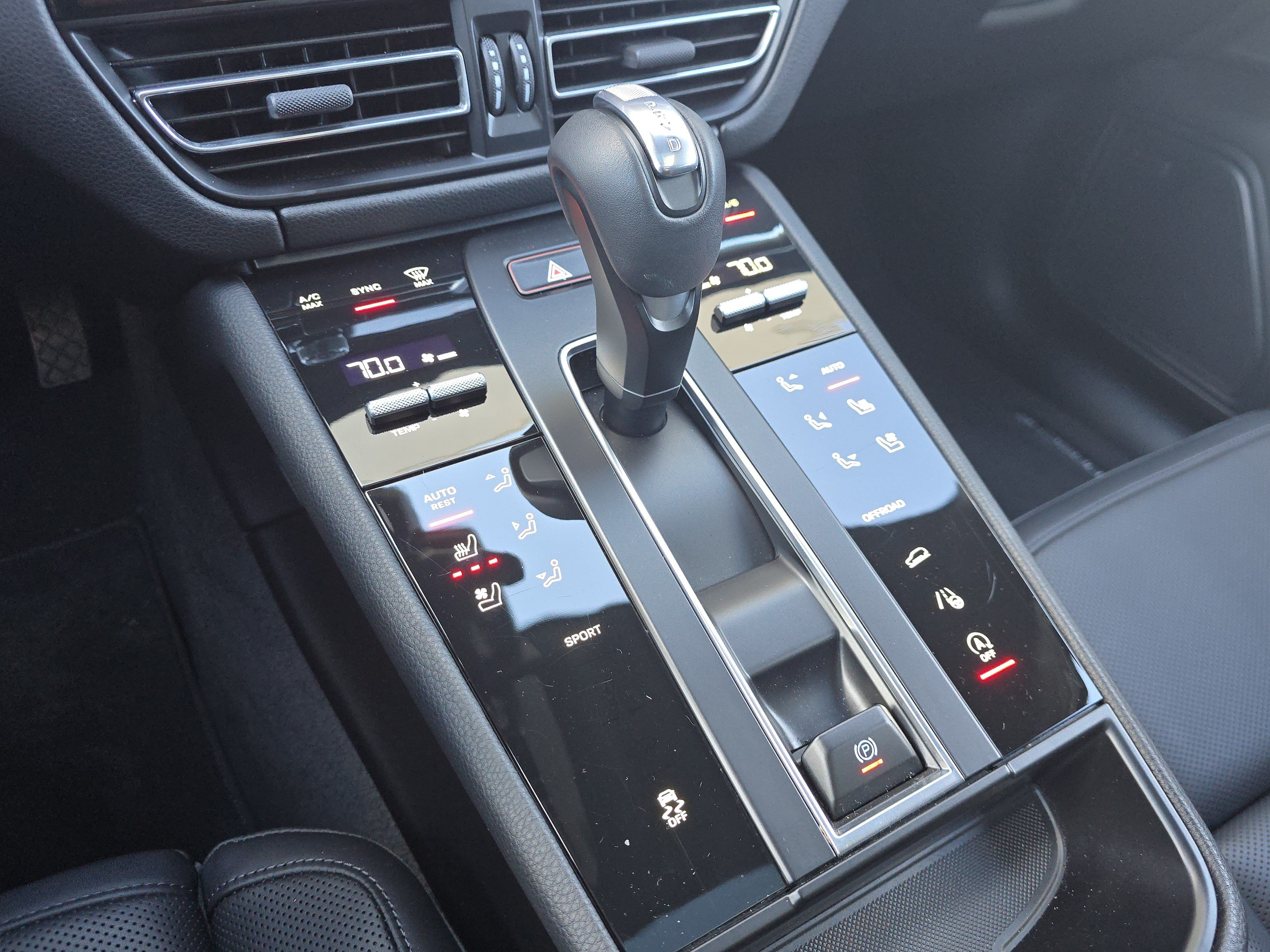 Certified 2025 Porsche Macan AWD/4WD image 26