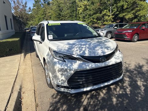 Used 2023 Toyota Sienna Limited FWD image 3
