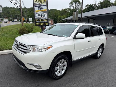Used 2012 Toyota Highlander SE w/ Tow Pkg AWD/4WD image 2