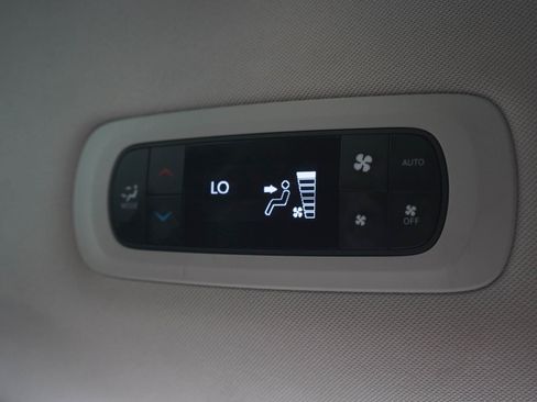 Used 2023 Chrysler Pacifica Touring-L FWD image 17