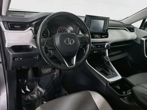 Used 2019 Toyota RAV4 XLE Premium FWD image 11
