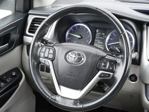 Used 2019 Toyota Highlander XLE image 30
