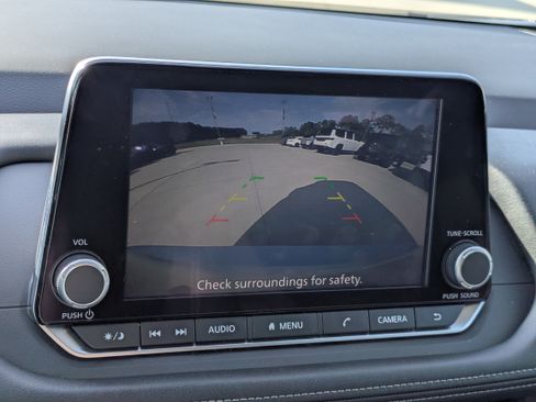 Used 2025 Nissan Rogue SV FWD image 15