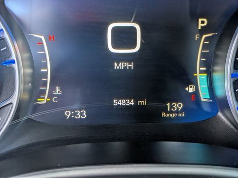 Used 2024 Chrysler Pacifica Touring-L image 25