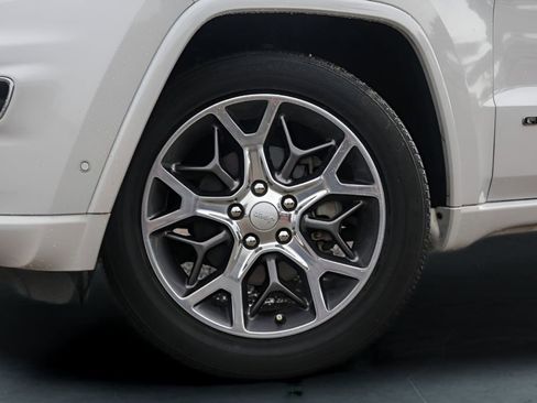 Used 2020 Jeep Grand Cherokee Overland RWD image 4