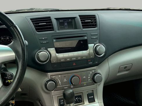 Used 2012 Toyota Highlander SE FWD image 6
