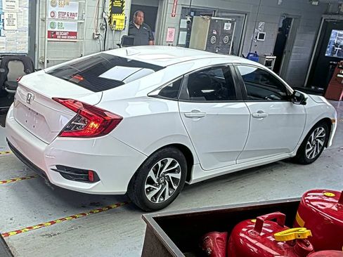 Used 2018 Honda Civic EX image 2