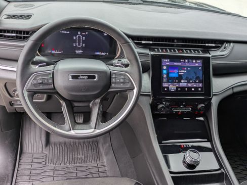 Used 2024 Jeep Grand Cherokee L Laredo RWD image 16