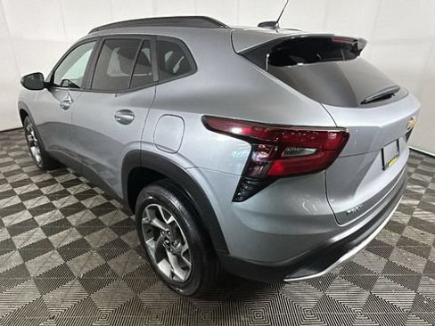 Used 2025 Chevrolet Trax LT FWD image 4