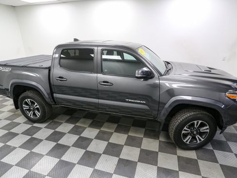 Used 2016 Toyota Tacoma TRD Off-Road image 5