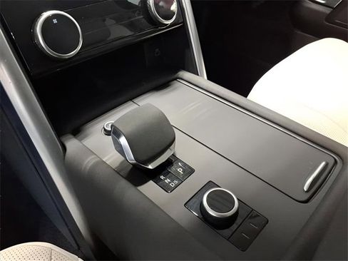 Used 2024 Land Rover Discovery S image 13